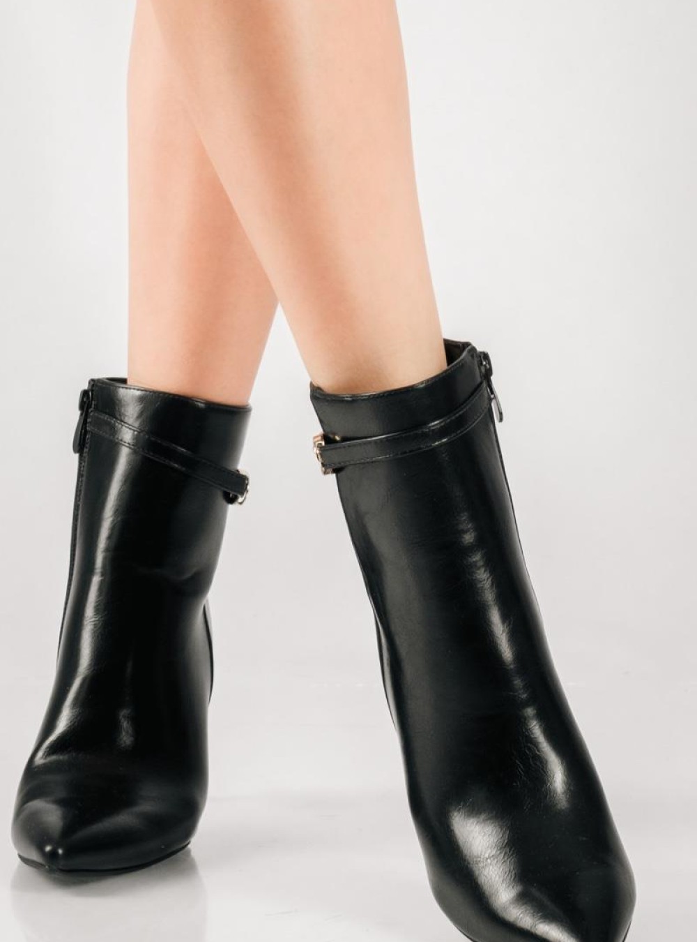 Ankle boots με ψηλό τακούνι και χρυσή διακοσμητική λεπτομέρεια ΜΑΥΡΟ Ankle boots με ψηλό τακούνι και χρυσή διακοσμητική λεπτομέρεια ΜΑΥΡΟ
