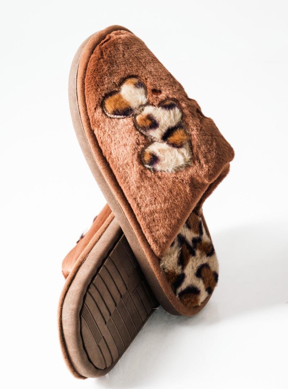 Καφέ γυναικείες παντόφλες με animal print λεπτομέρειες Καφέ γυναικείες παντόφλες με animal print λεπτομέρειες