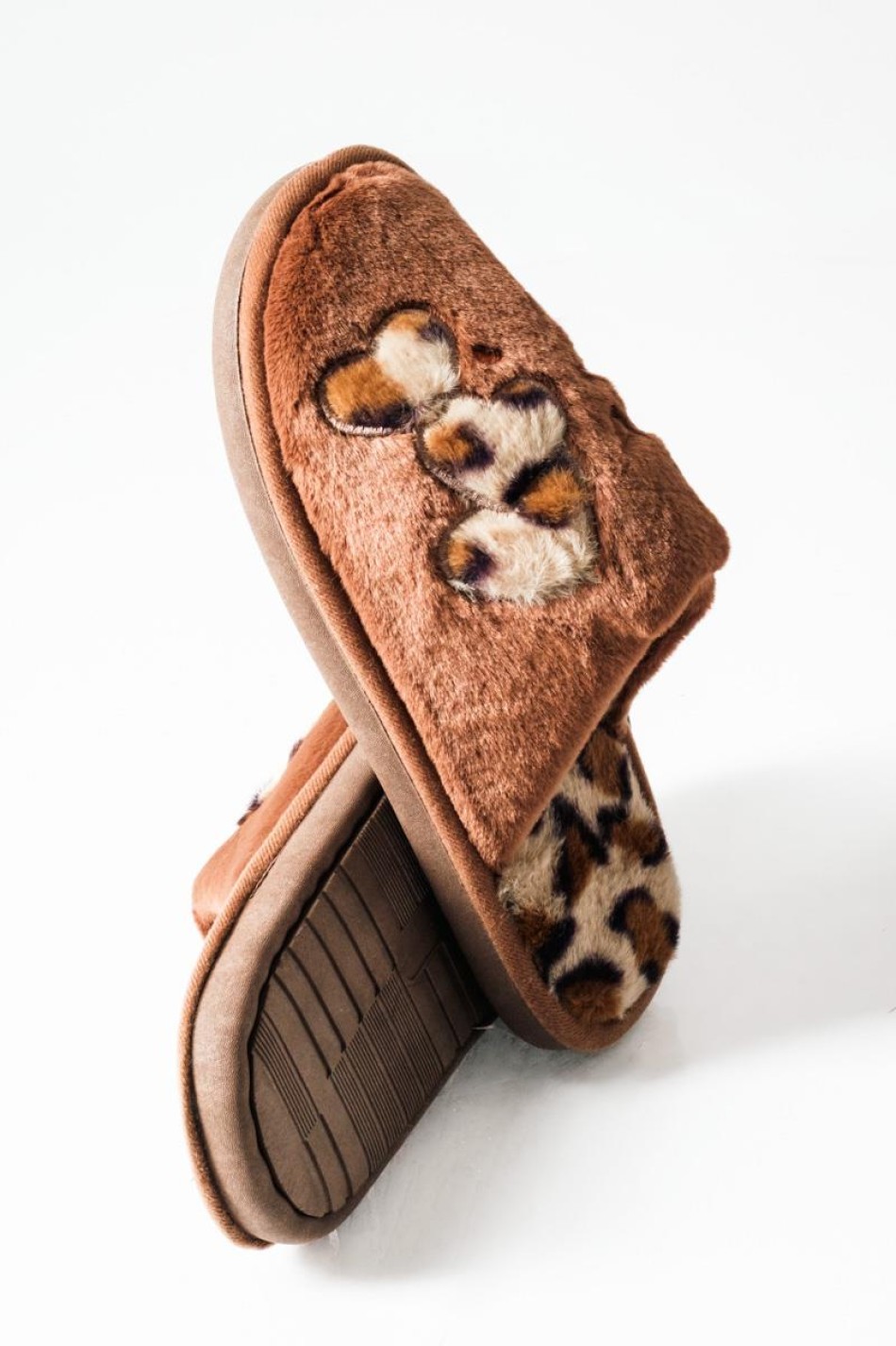 Καφέ γυναικείες παντόφλες με animal print λεπτομέρειες Καφέ γυναικείες παντόφλες με animal print λεπτομέρειες