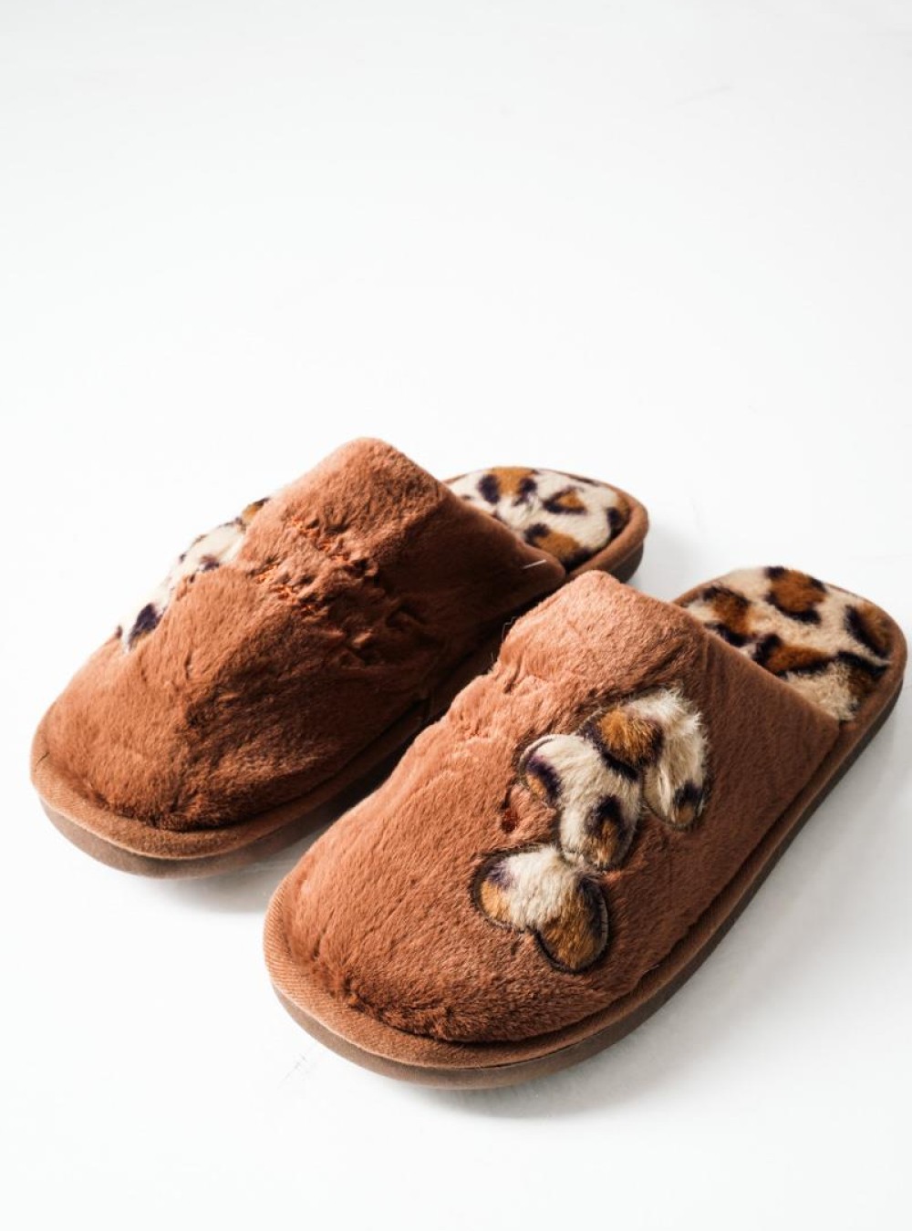 Καφέ γυναικείες παντόφλες με animal print λεπτομέρειες Καφέ γυναικείες παντόφλες με animal print λεπτομέρειες