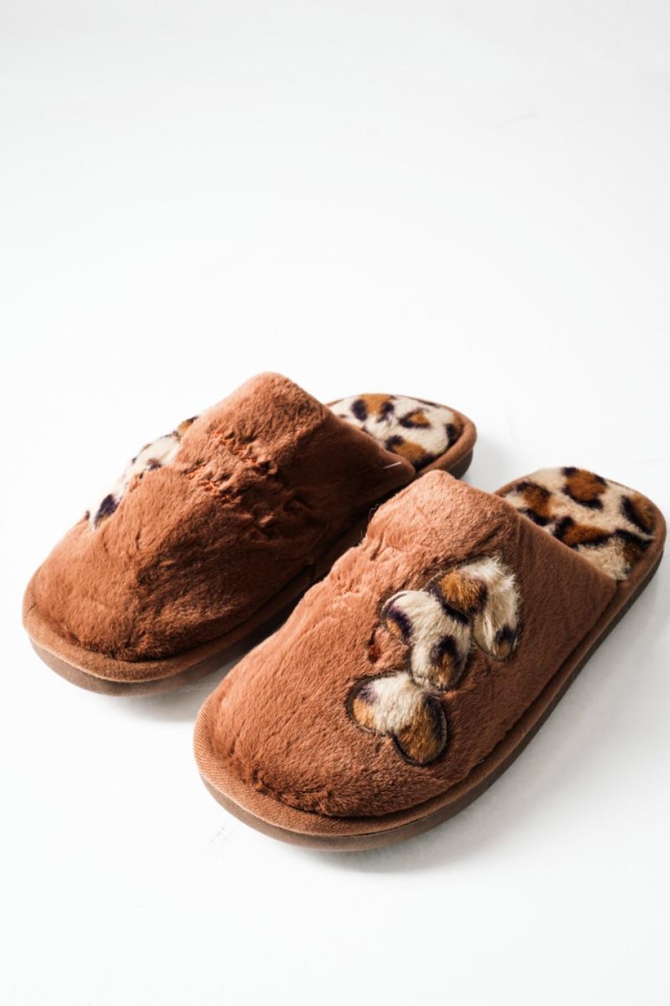 Καφέ γυναικείες παντόφλες με animal print λεπτομέρειες Καφέ γυναικείες παντόφλες με animal print λεπτομέρειες