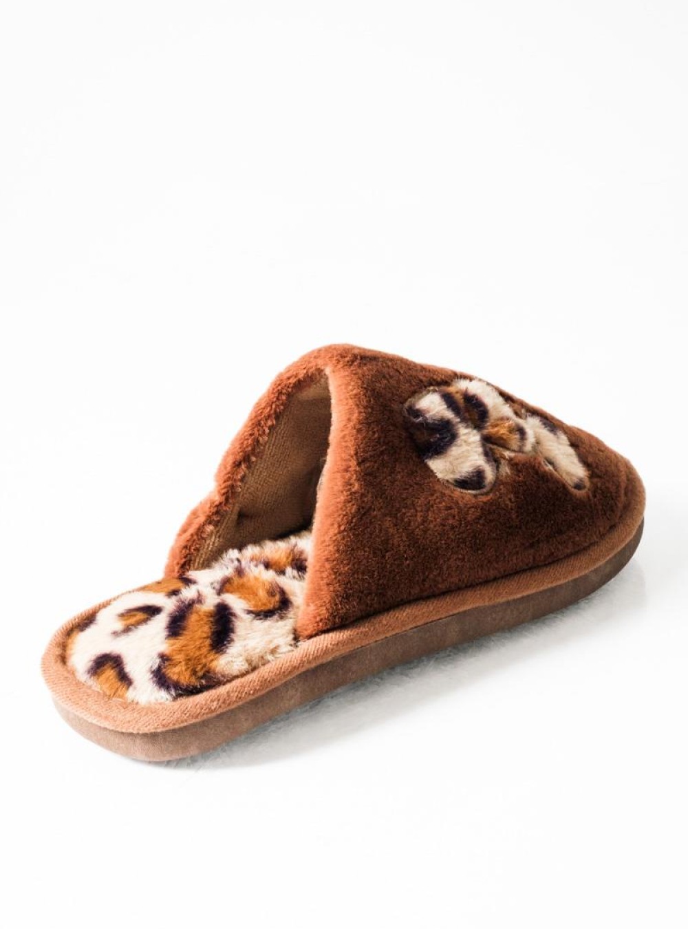 Καφέ γυναικείες παντόφλες με animal print λεπτομέρειες Καφέ γυναικείες παντόφλες με animal print λεπτομέρειες