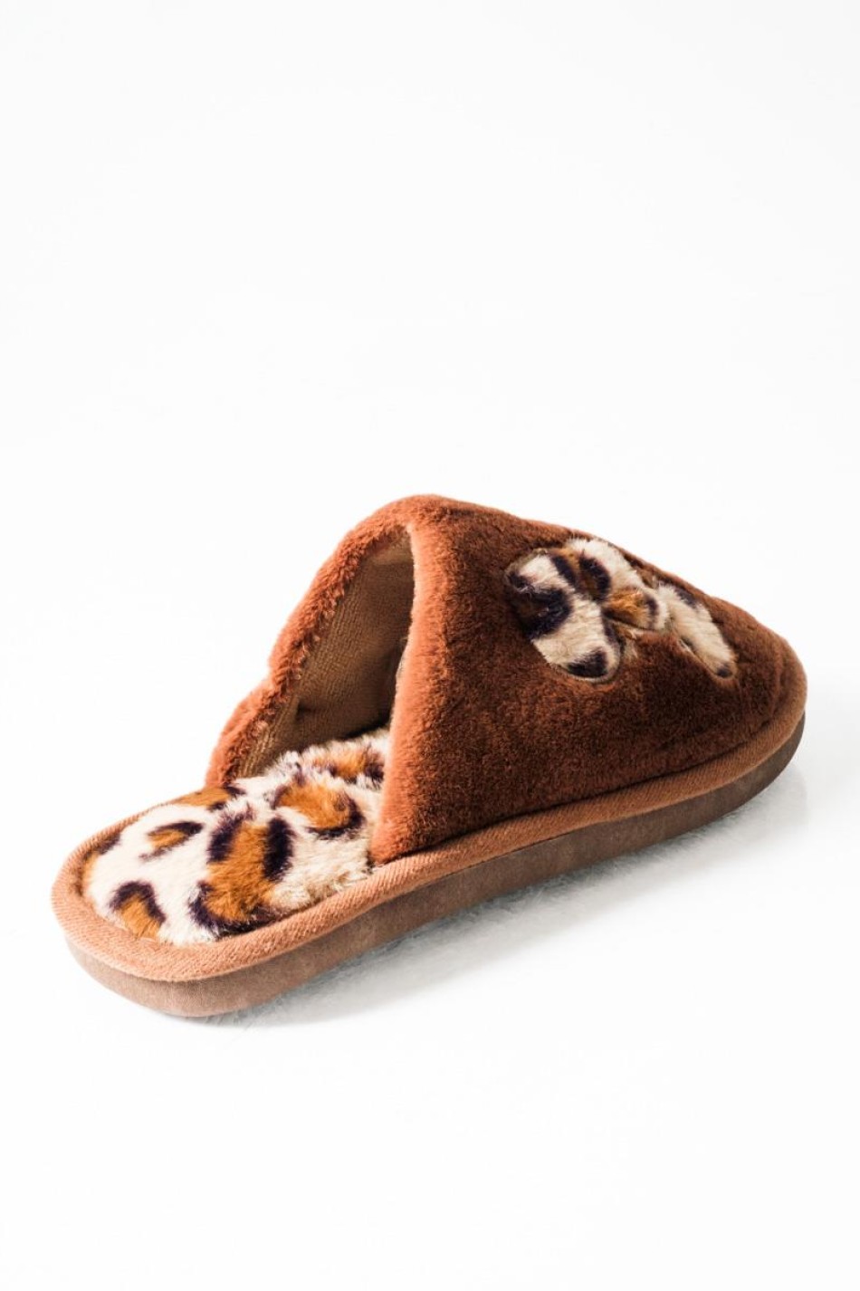 Καφέ γυναικείες παντόφλες με animal print λεπτομέρειες Καφέ γυναικείες παντόφλες με animal print λεπτομέρειες