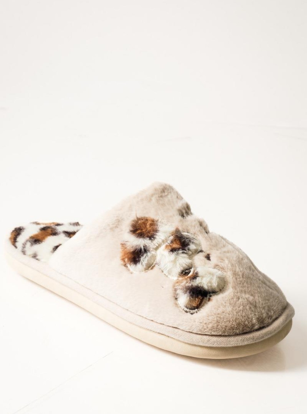 Μπεζ γυναικείες παντόφλες με animal print λεπτομέρειες Μπεζ γυναικείες παντόφλες με animal print λεπτομέρειες