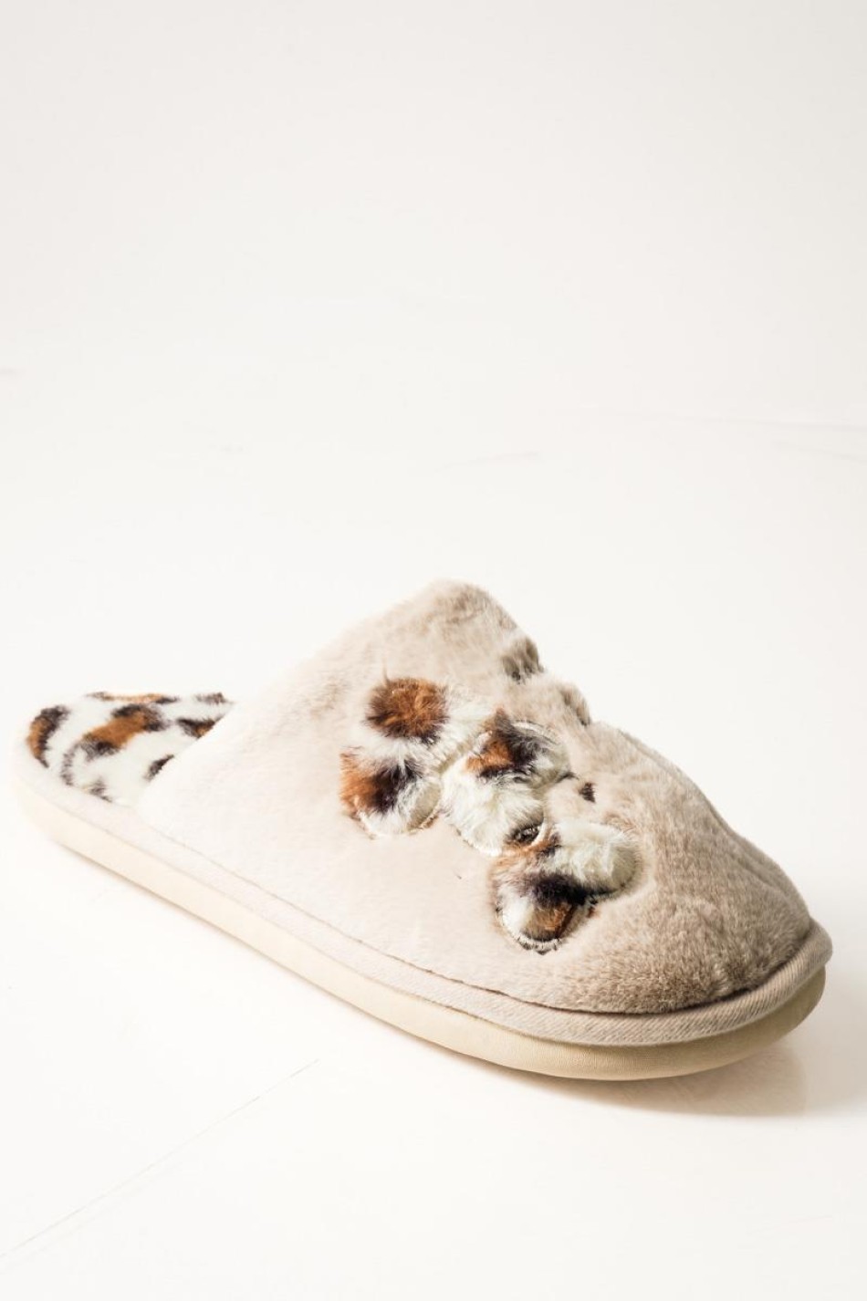 Μπεζ γυναικείες παντόφλες με animal print λεπτομέρειες Μπεζ γυναικείες παντόφλες με animal print λεπτομέρειες
