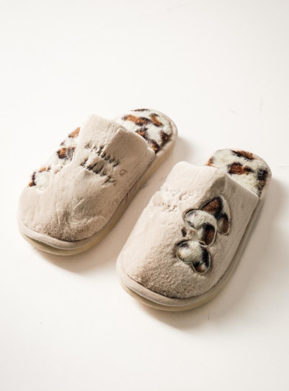 Μπεζ γυναικείες παντόφλες με animal print λεπτομέρειες Μπεζ γυναικείες παντόφλες με animal print λεπτομέρειες