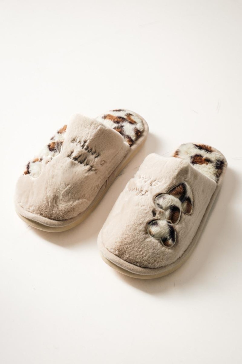 Μπεζ γυναικείες παντόφλες με animal print λεπτομέρειες Μπεζ γυναικείες παντόφλες με animal print λεπτομέρειες