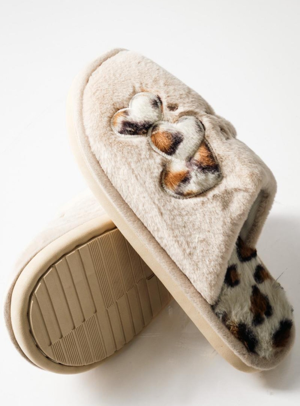 Μπεζ γυναικείες παντόφλες με animal print λεπτομέρειες Μπεζ γυναικείες παντόφλες με animal print λεπτομέρειες