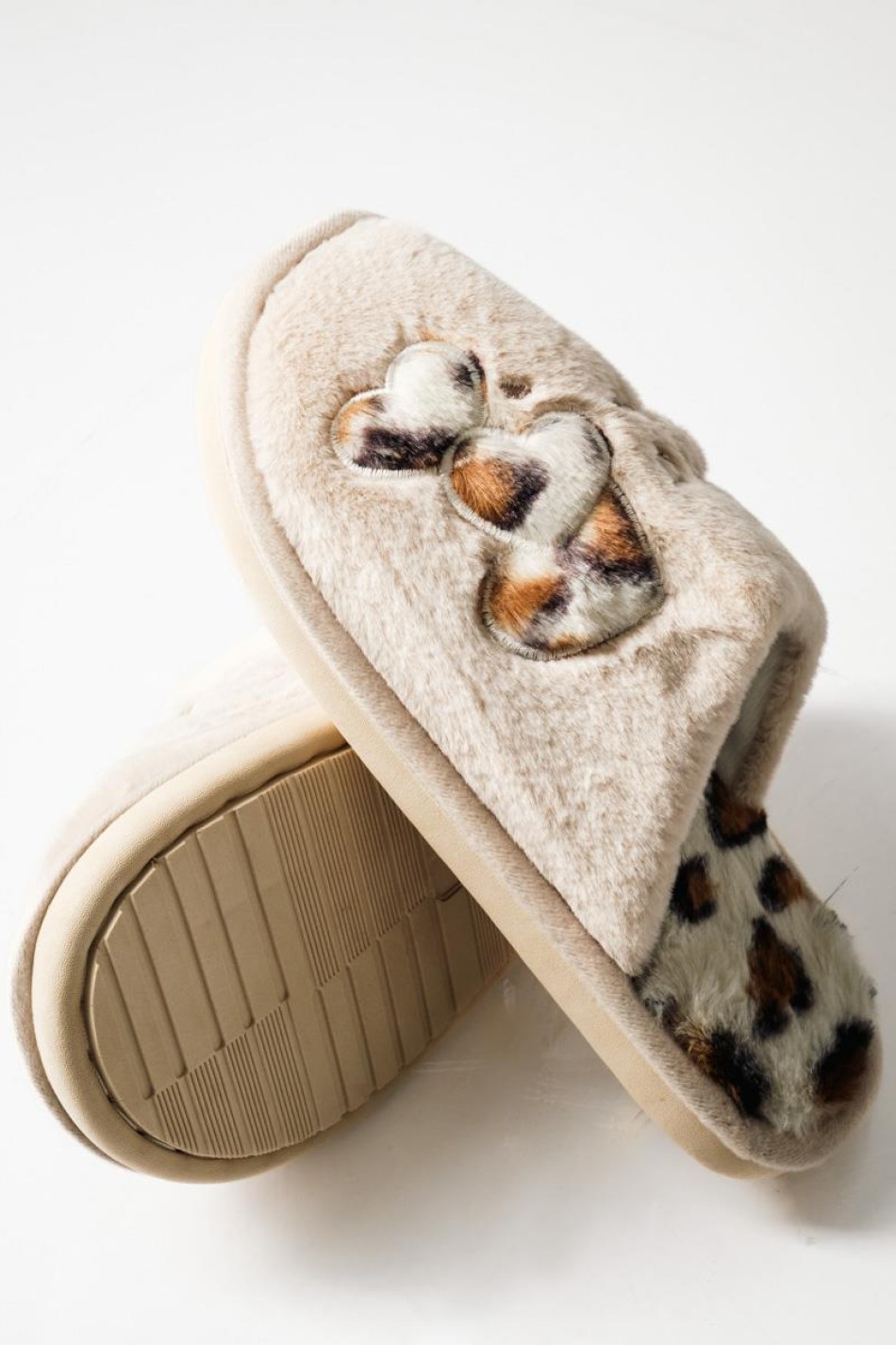 Μπεζ γυναικείες παντόφλες με animal print λεπτομέρειες Μπεζ γυναικείες παντόφλες με animal print λεπτομέρειες