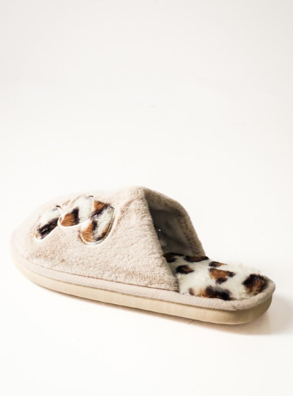 Μπεζ γυναικείες παντόφλες με animal print λεπτομέρειες Μπεζ γυναικείες παντόφλες με animal print λεπτομέρειες