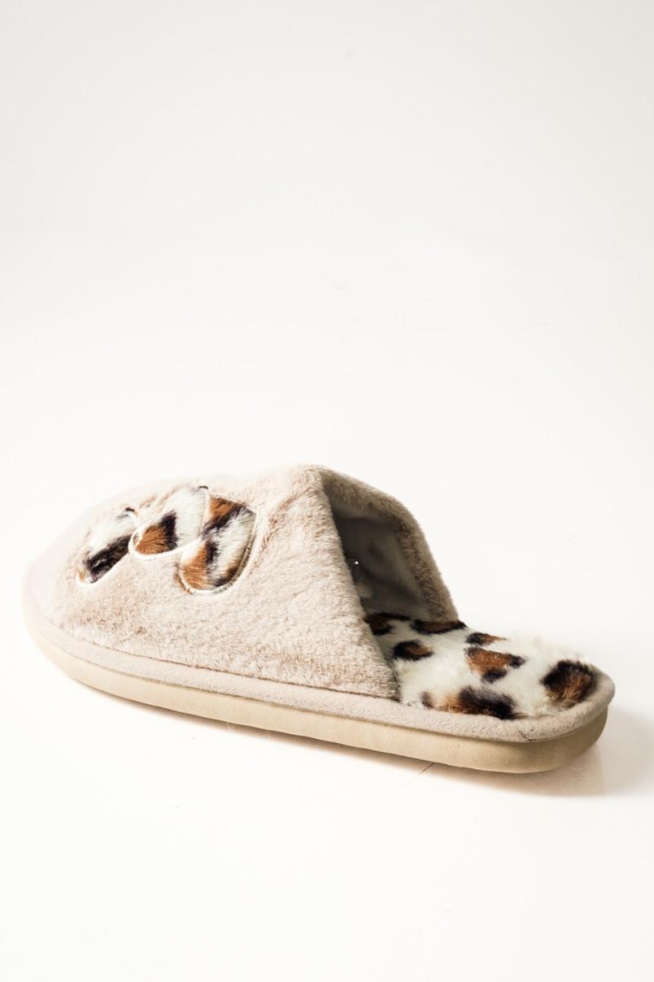 Μπεζ γυναικείες παντόφλες με animal print λεπτομέρειες Μπεζ γυναικείες παντόφλες με animal print λεπτομέρειες