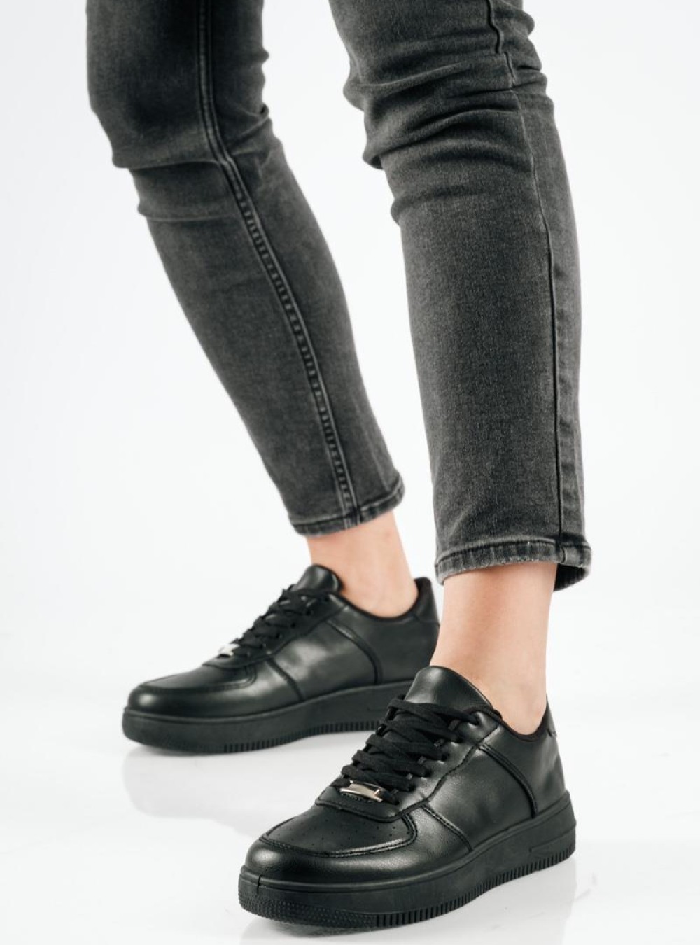 Γυναικεία δίσολα μαύρα sneakers με αδιάβροχο ύφασμα Γυναικεία δίσολα μαύρα sneakers με αδιάβροχο ύφασμα