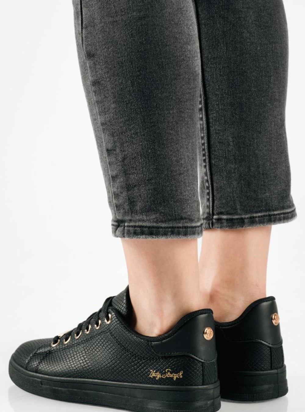 Γυναικεία flat sneakers μαύρα με κροκό υφή και χρυσές λεπτομέρειες Γυναικεία flat sneakers μαύρα με κροκό υφή και χρυσές λεπτομέρειες