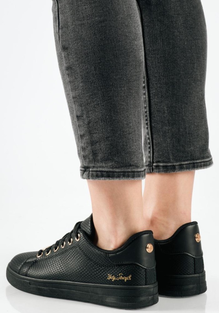 Γυναικεία flat sneakers μαύρα με κροκό υφή και χρυσές λεπτομέρειες