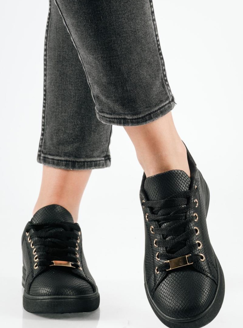 Γυναικεία flat sneakers μαύρα με κροκό υφή και χρυσές λεπτομέρειες Γυναικεία flat sneakers μαύρα με κροκό υφή και χρυσές λεπτομέρειες