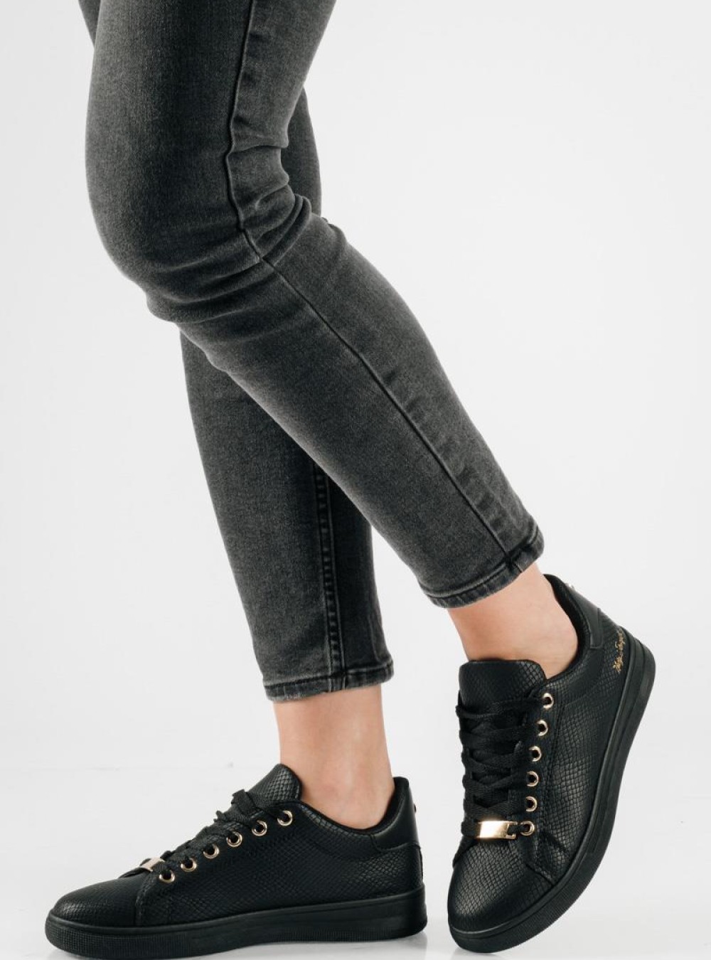Γυναικεία flat sneakers μαύρα με κροκό υφή και χρυσές λεπτομέρειες Γυναικεία flat sneakers μαύρα με κροκό υφή και χρυσές λεπτομέρειες