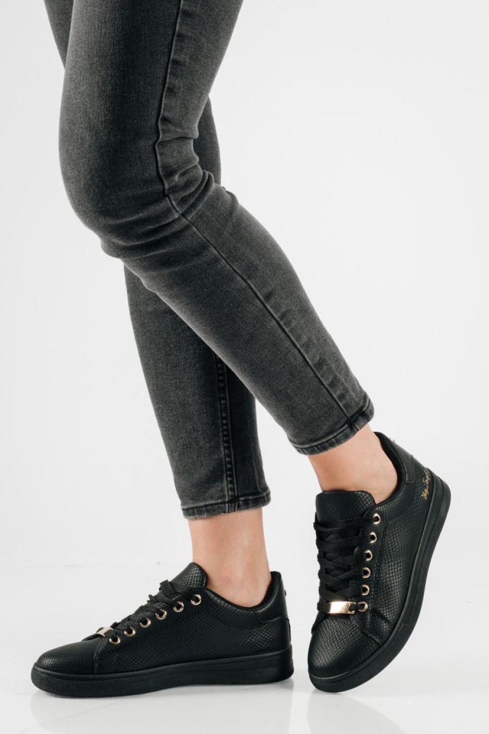 Γυναικεία flat sneakers μαύρα με κροκό υφή και χρυσές λεπτομέρειες Γυναικεία flat sneakers μαύρα με κροκό υφή και χρυσές λεπτομέρειες