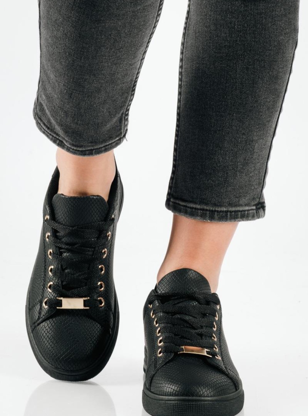 Γυναικεία flat sneakers μαύρα με κροκό υφή και χρυσές λεπτομέρειες Γυναικεία flat sneakers μαύρα με κροκό υφή και χρυσές λεπτομέρειες