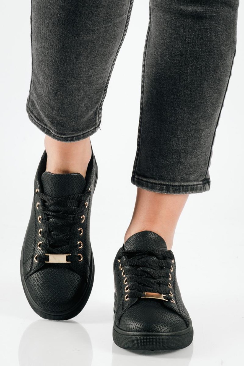 Γυναικεία flat sneakers μαύρα με κροκό υφή και χρυσές λεπτομέρειες Γυναικεία flat sneakers μαύρα με κροκό υφή και χρυσές λεπτομέρειες