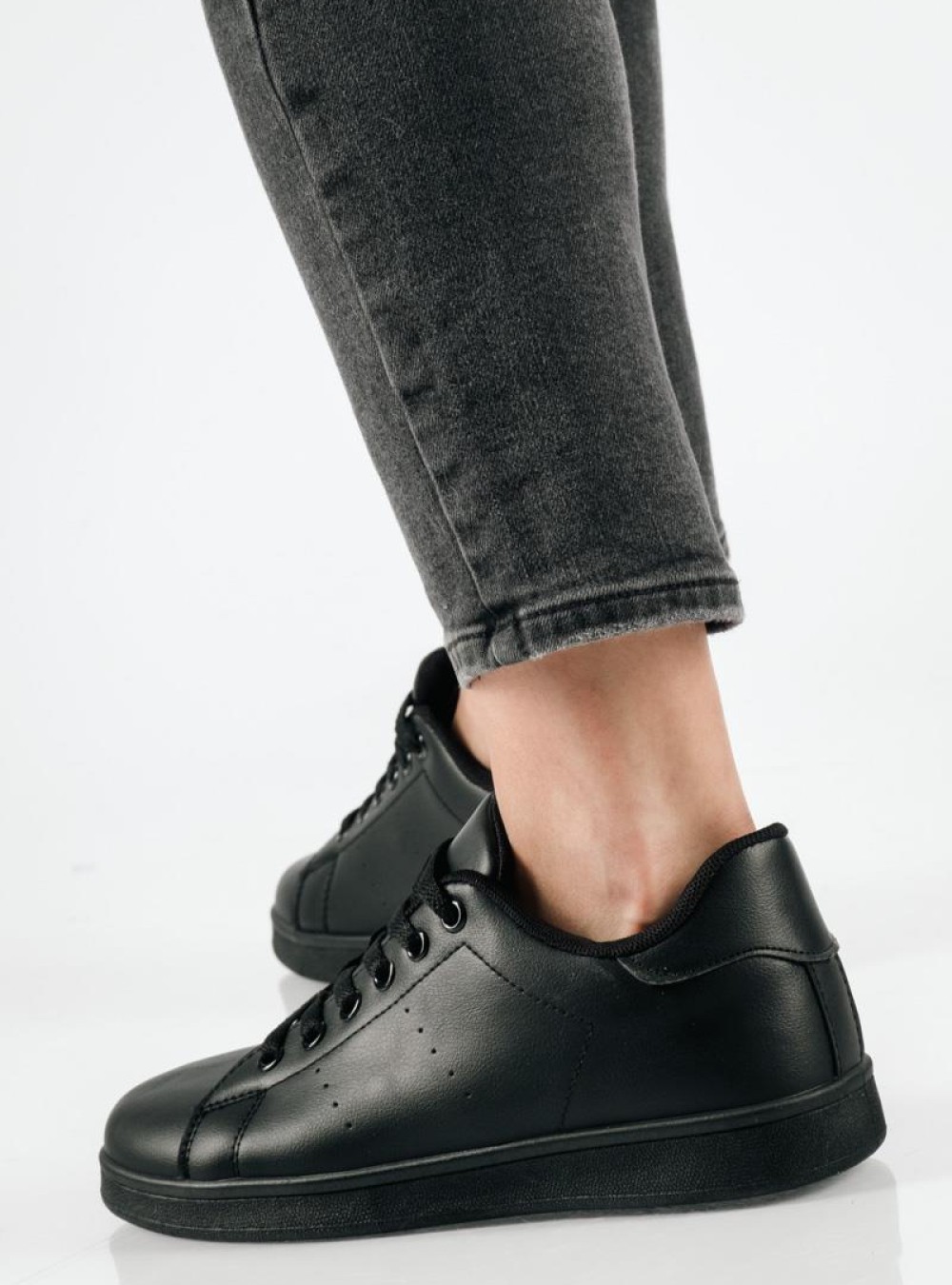Γυναικεία μαύρα flat sneakers με απλή γραμμή και αδιάβροχο ύφασμα Γυναικεία μαύρα flat sneakers με απλή γραμμή και αδιάβροχο ύφασμα