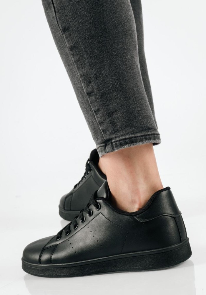 Γυναικεία μαύρα flat sneakers με απλή γραμμή και αδιάβροχο ύφασμα
