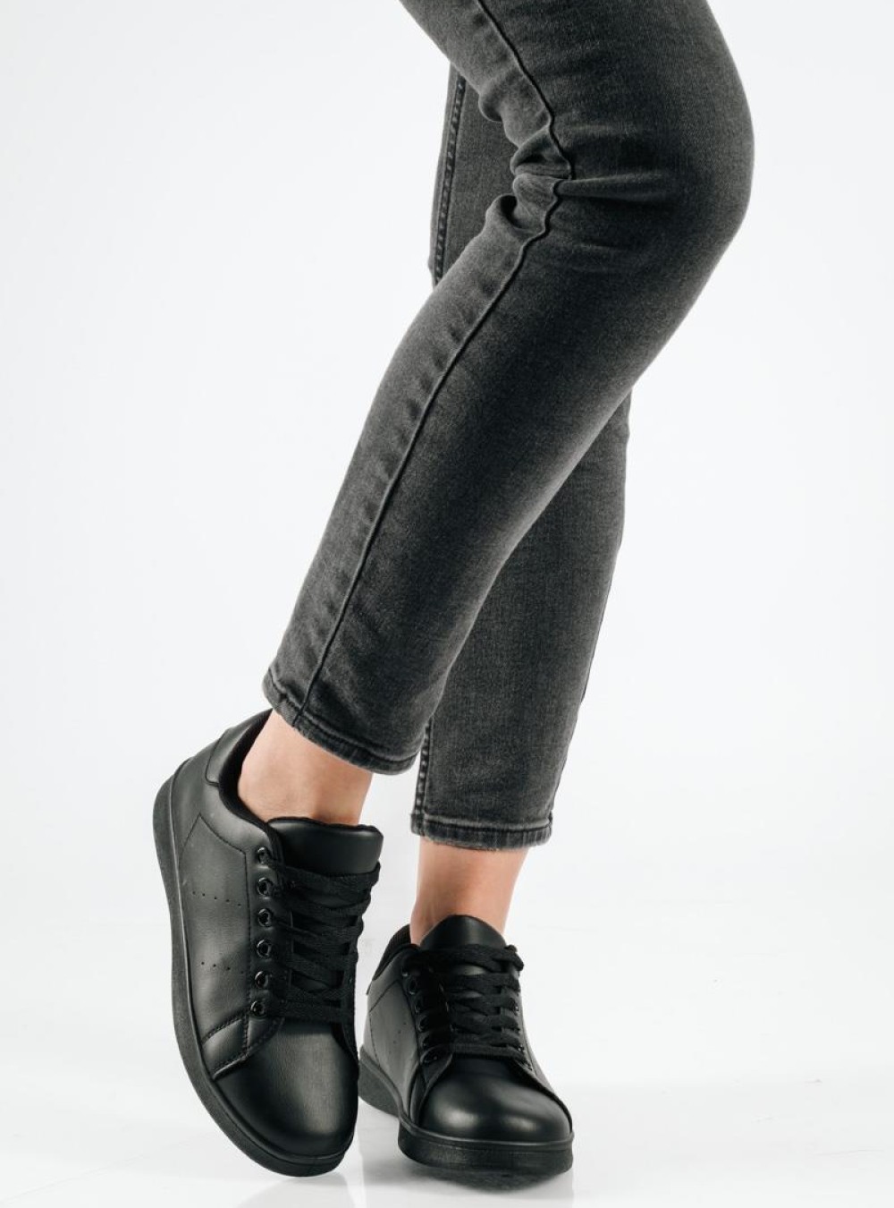 Γυναικεία μαύρα flat sneakers με απλή γραμμή και αδιάβροχο ύφασμα Γυναικεία μαύρα flat sneakers με απλή γραμμή και αδιάβροχο ύφασμα