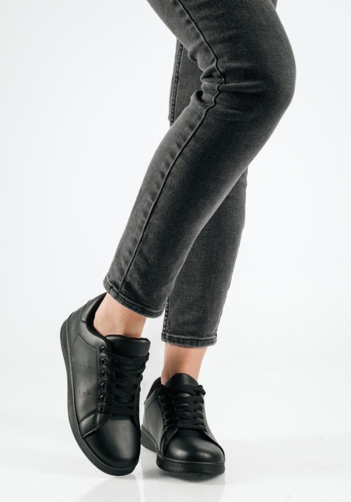Γυναικεία μαύρα flat sneakers με απλή γραμμή και αδιάβροχο ύφασμα