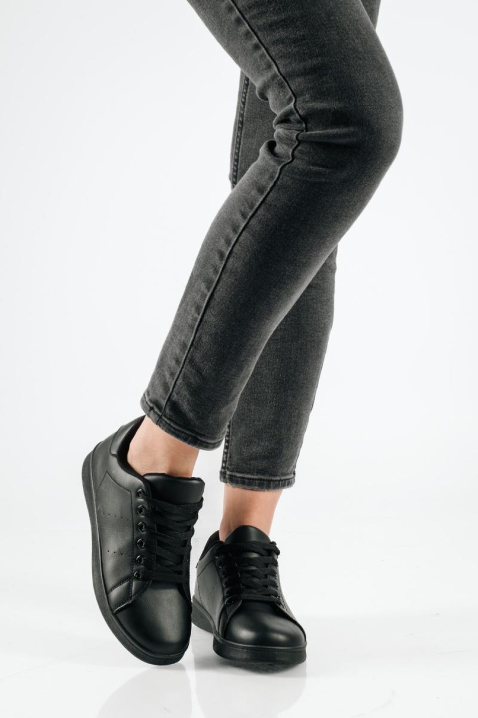 Γυναικεία μαύρα flat sneakers με απλή γραμμή και αδιάβροχο ύφασμα