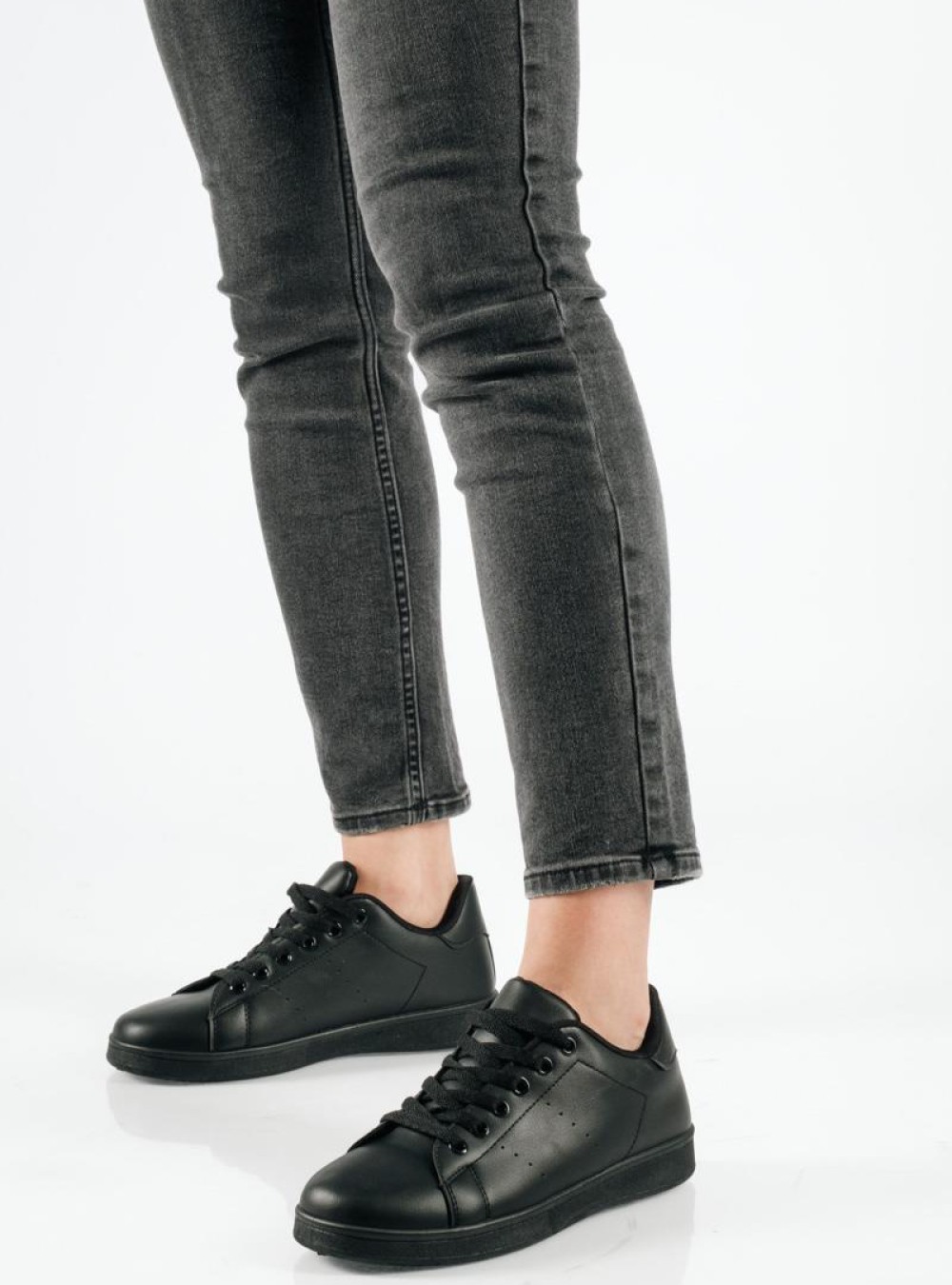 Γυναικεία μαύρα flat sneakers με απλή γραμμή και αδιάβροχο ύφασμα Γυναικεία μαύρα flat sneakers με απλή γραμμή και αδιάβροχο ύφασμα