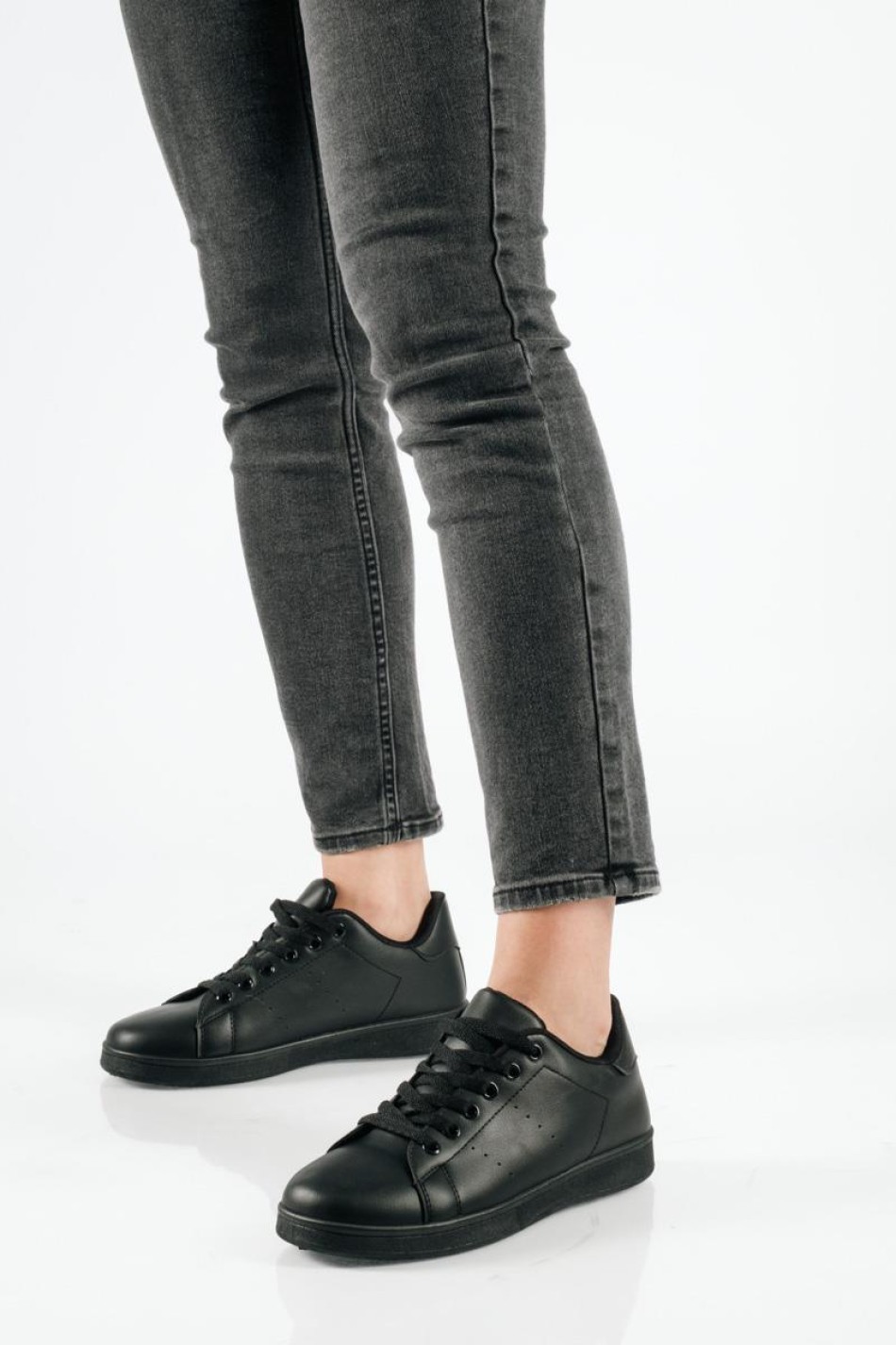 Γυναικεία μαύρα flat sneakers με απλή γραμμή και αδιάβροχο ύφασμα Γυναικεία μαύρα flat sneakers με απλή γραμμή και αδιάβροχο ύφασμα