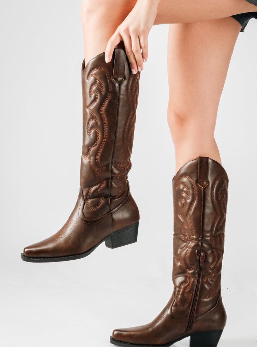 Cowboy boots με καρέ μύτη και χαμηλό τακούνι ΚΑΦΕ Cowboy boots με καρέ μύτη και χαμηλό τακούνι ΚΑΦΕ