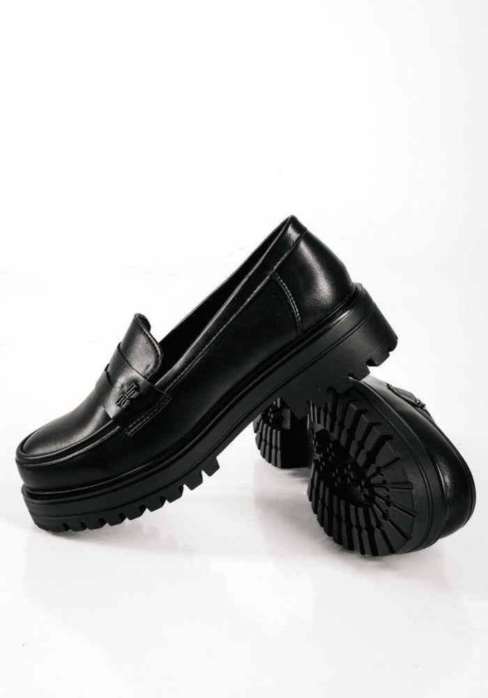 Chunky γυναικεία μαύρα loafers σε απλή γραμμή