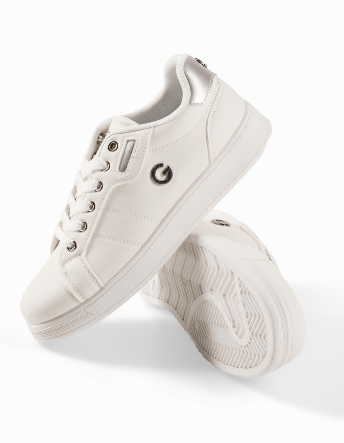 Γυναικεία λευκά flat sneakers με ασημί λεπτομέρειες