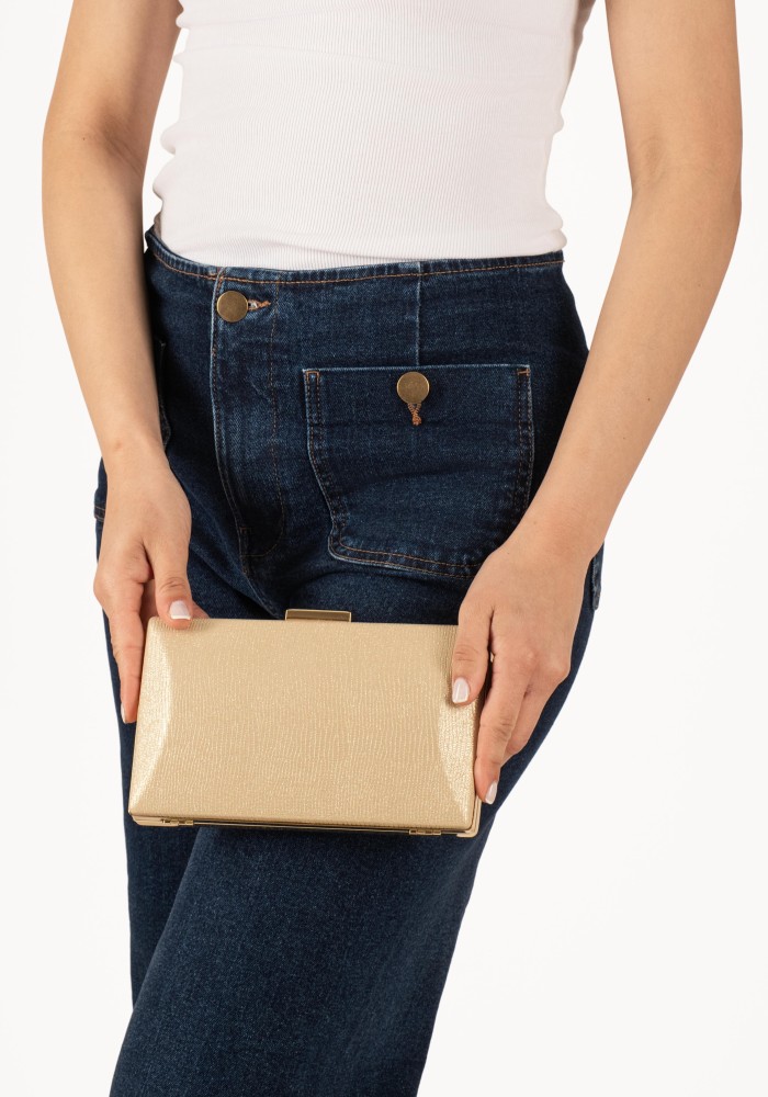 Βραδινό τσαντάκι clutch σε μεταλλική χρυσή απόχρωση