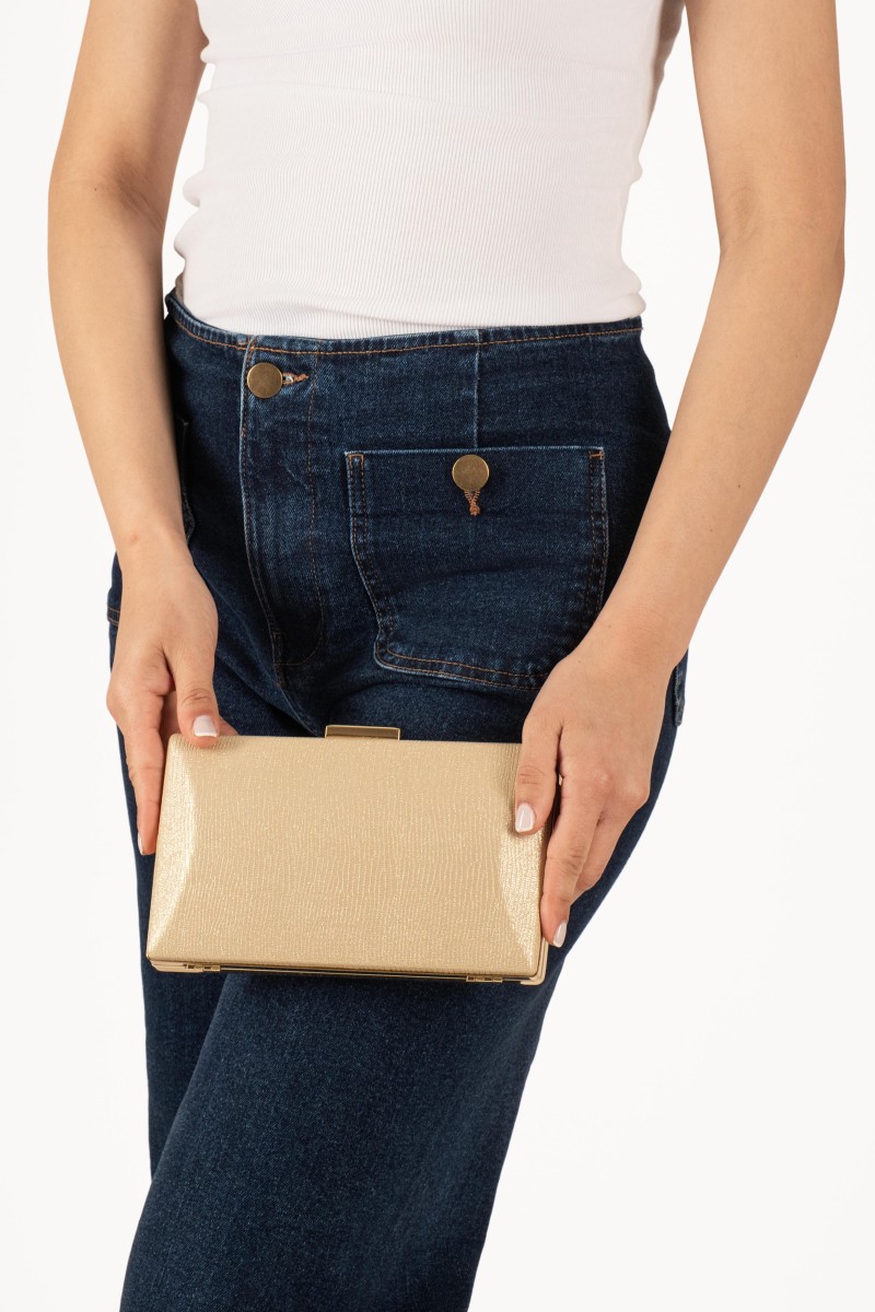 Βραδινό τσαντάκι clutch σε μεταλλική χρυσή απόχρωση