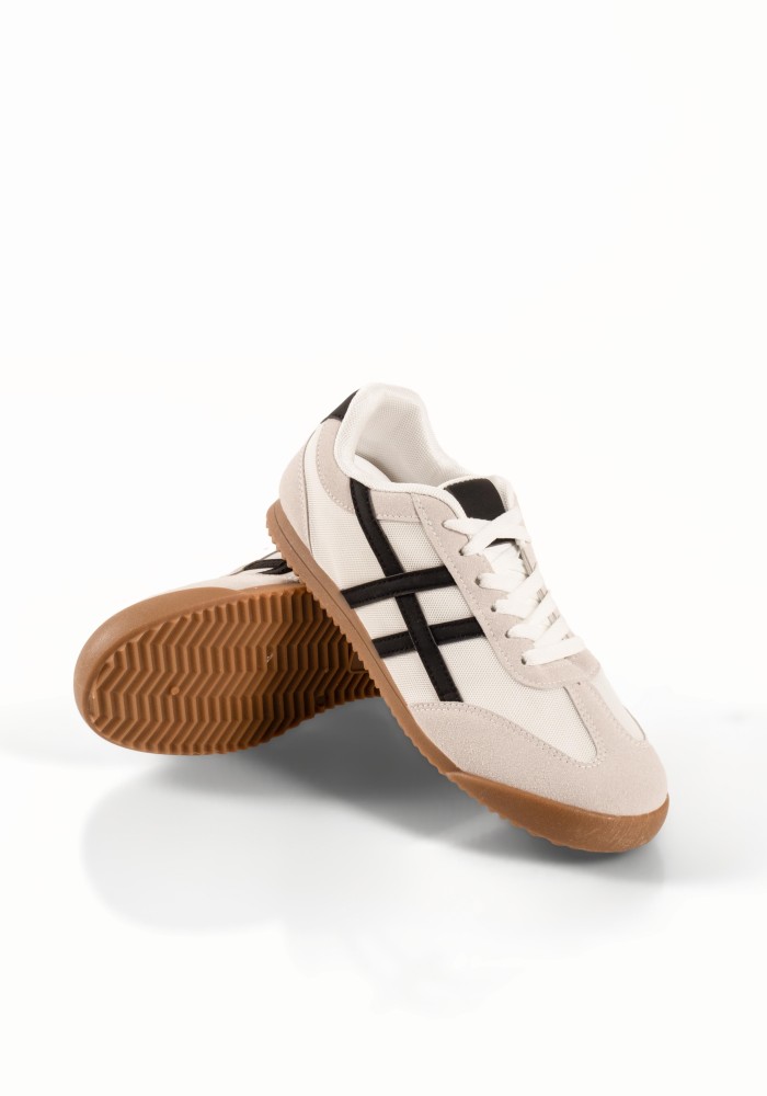 Ασπρα γυναικεία casual sneakers με μαύρες λεπτομέρειες