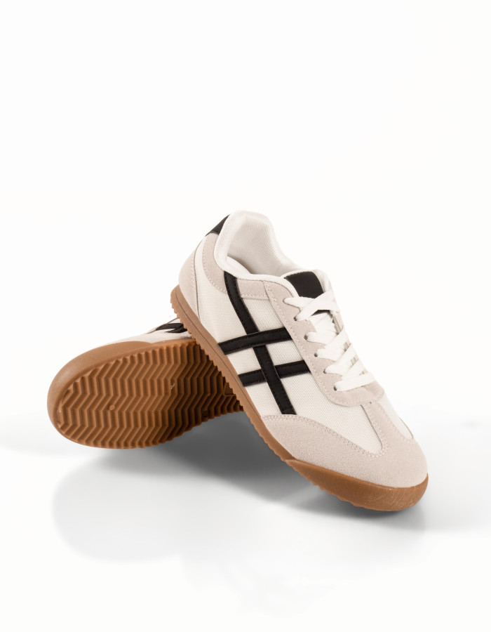 Ασπρα γυναικεία casual sneakers με μαύρες λεπτομέρειες