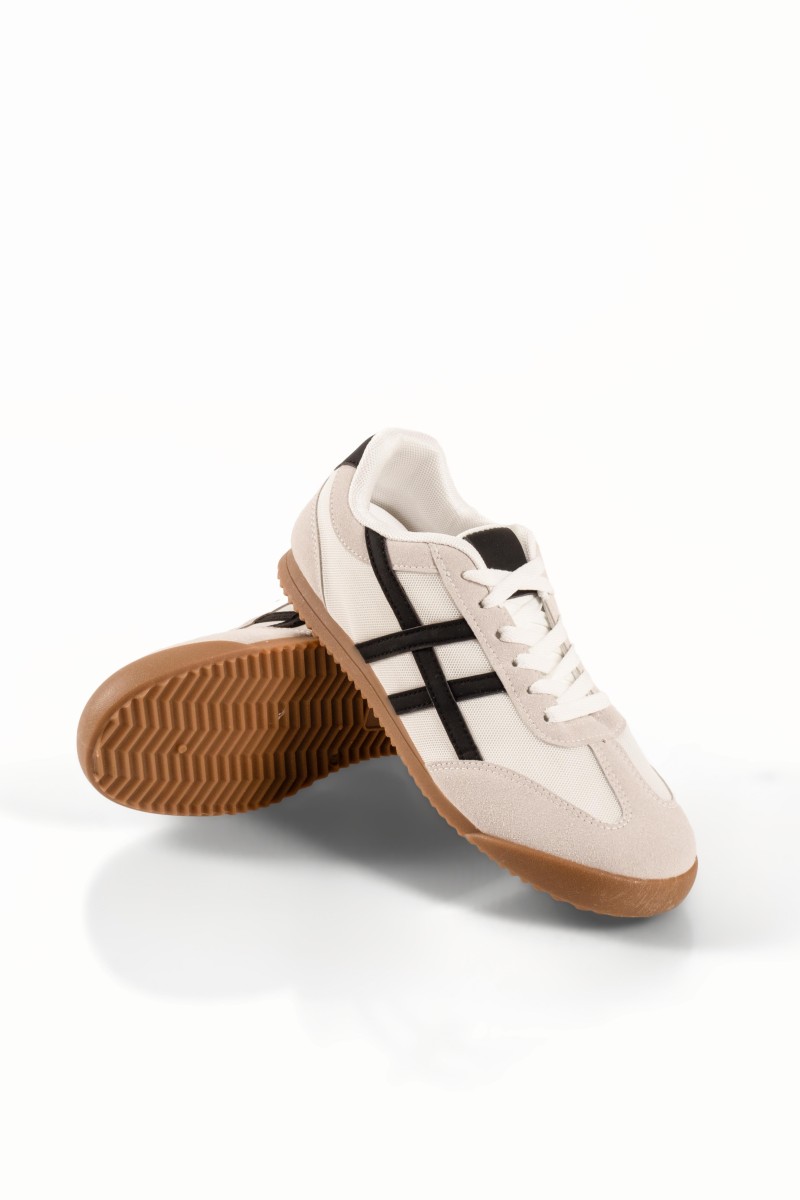 Ασπρα γυναικεία casual sneakers με μαύρες λεπτομέρειες
