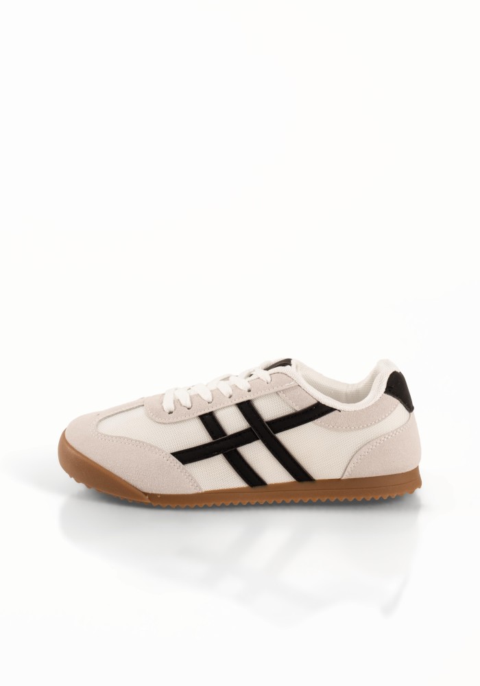 Ασπρα γυναικεία casual sneakers με μαύρες λεπτομέρειες