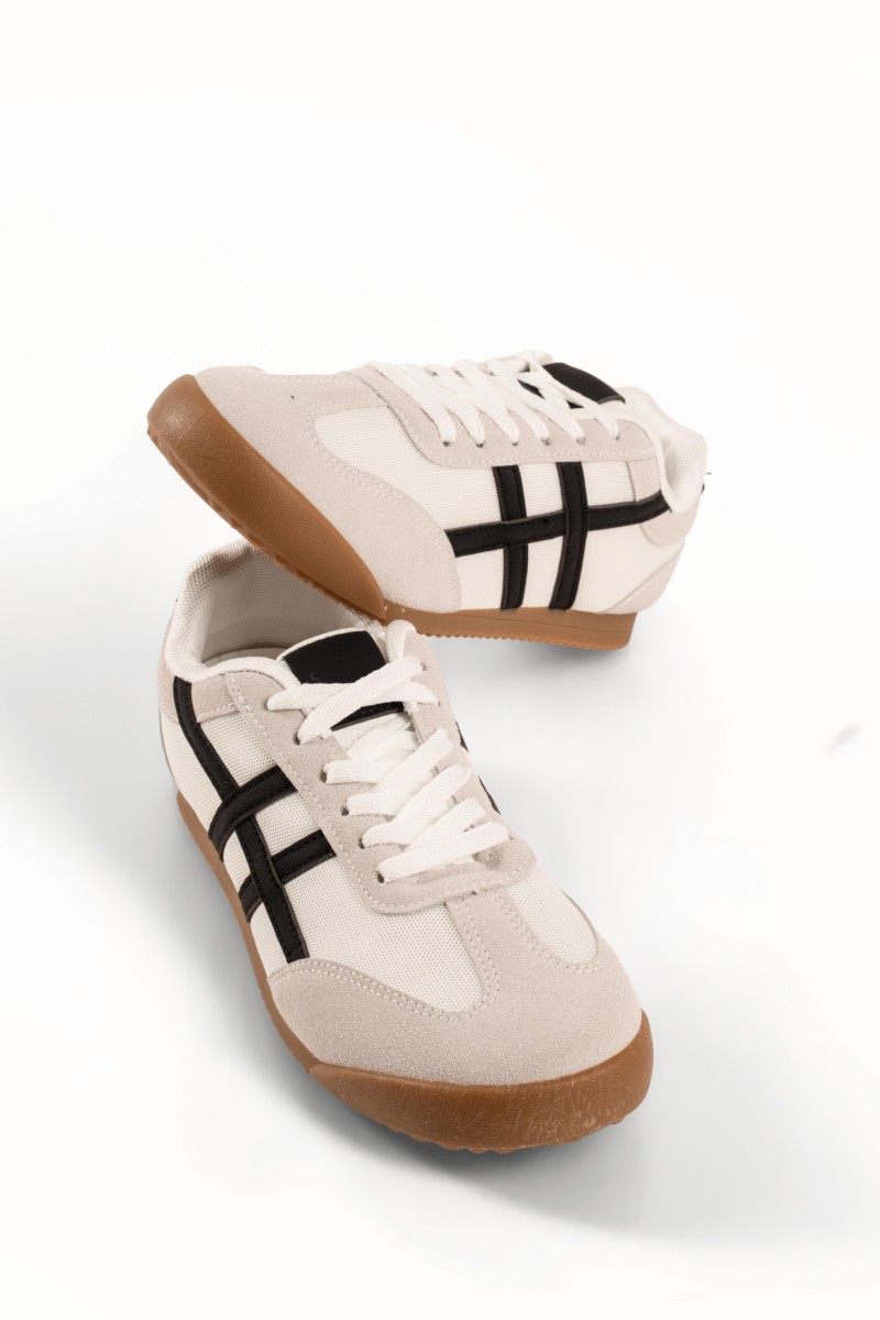 Ασπρα γυναικεία casual sneakers με μαύρες λεπτομέρειες