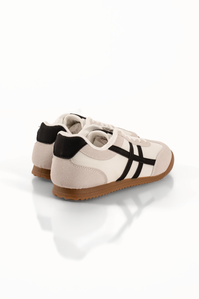 Ασπρα γυναικεία casual sneakers με μαύρες λεπτομέρειες