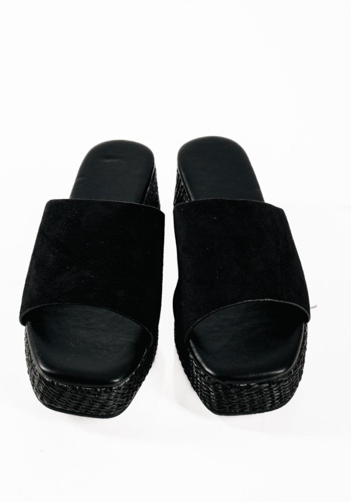 Casual ψάθινες πλατφόρμες με φαρδιά suede φασα σε μαύρο χρώμα