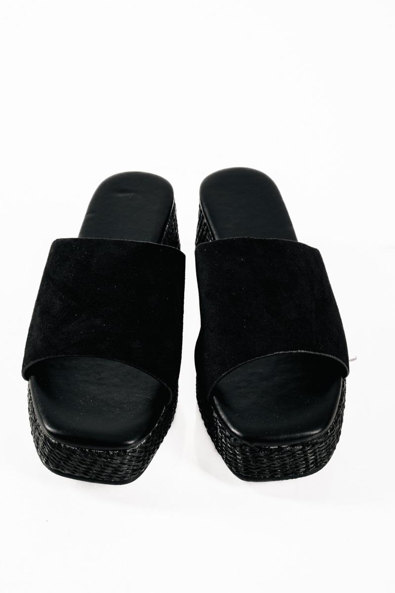 Casual ψάθινες πλατφόρμες με φαρδιά suede φασα σε μαύρο χρώμα