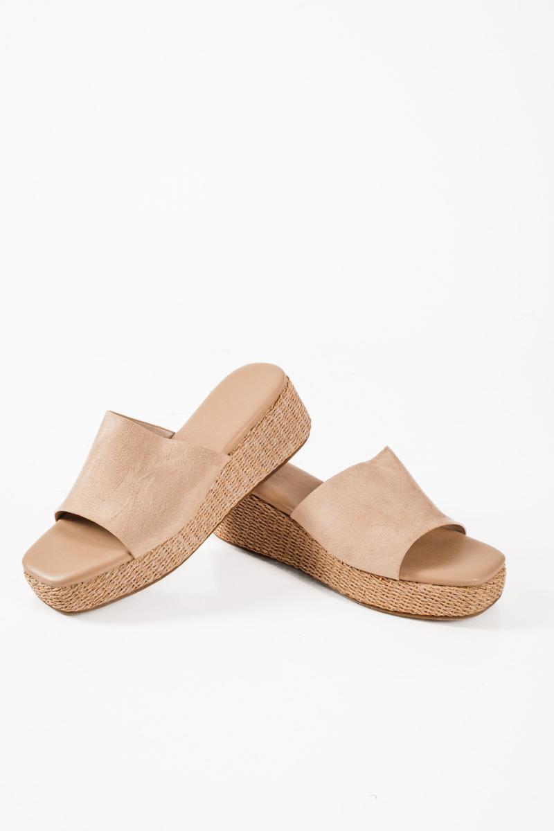 Casual ψάθινες πλατφόρμες με φαρδιά suede φασα σε μπεζ χρώμα
