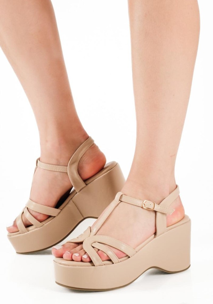 Μπεζ πλατφόρμες τύπου flatforms με κάθετο λουράκι στο κουτουπιέ