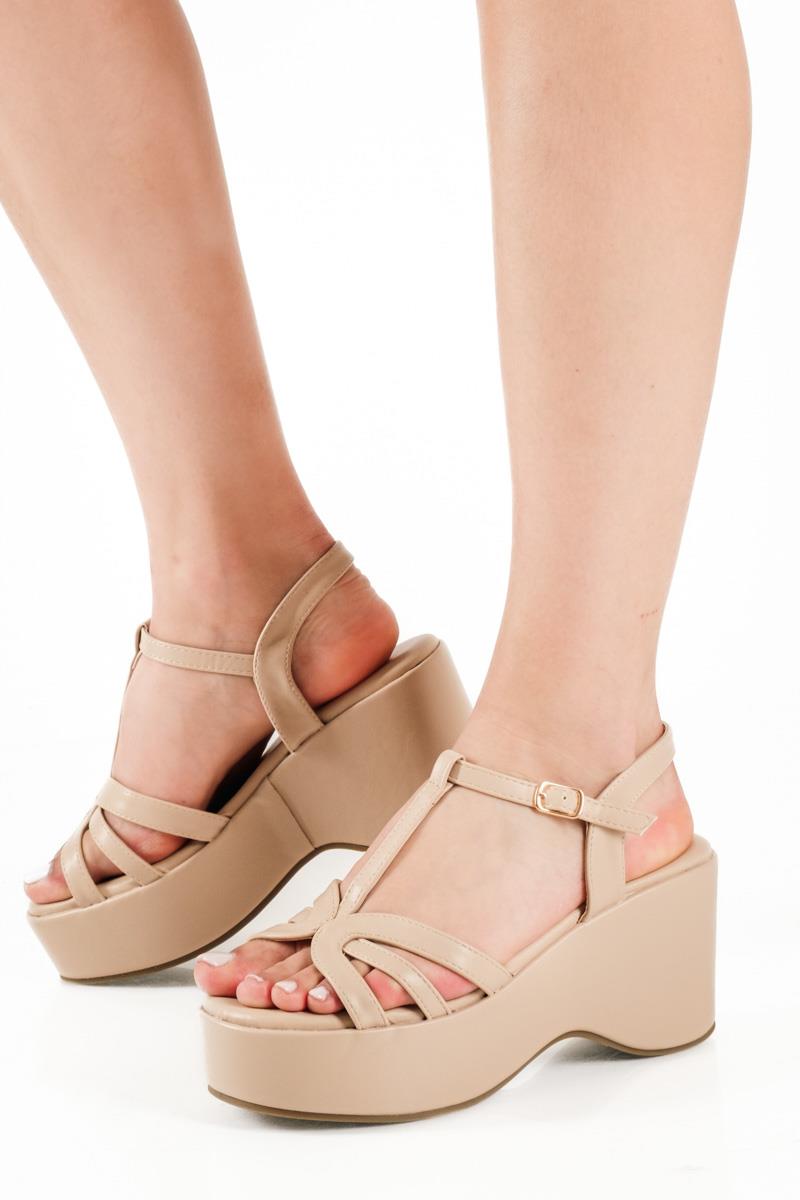 Μπεζ πλατφόρμες τύπου flatforms με κάθετο λουράκι στο κουτουπιέ