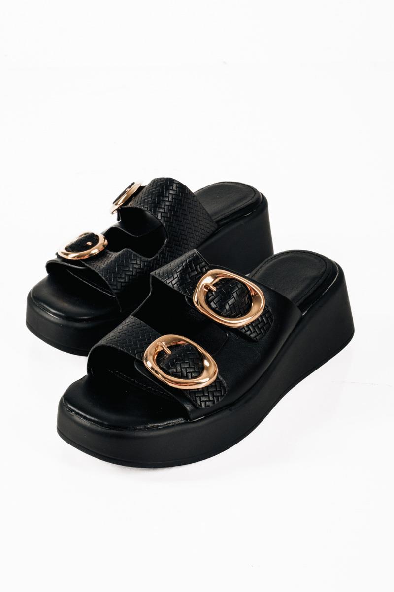 Γυναικεία flatforms με δύο φάσες και ανάγλυφο σχέδιο σε μαύρο χρώμα