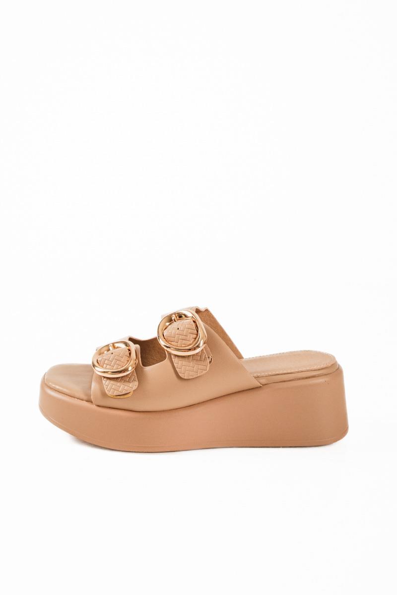 Γυναικεία flatforms με δύο φάσες και ανάγλυφο σχέδιο σε μπεζ χρώμα