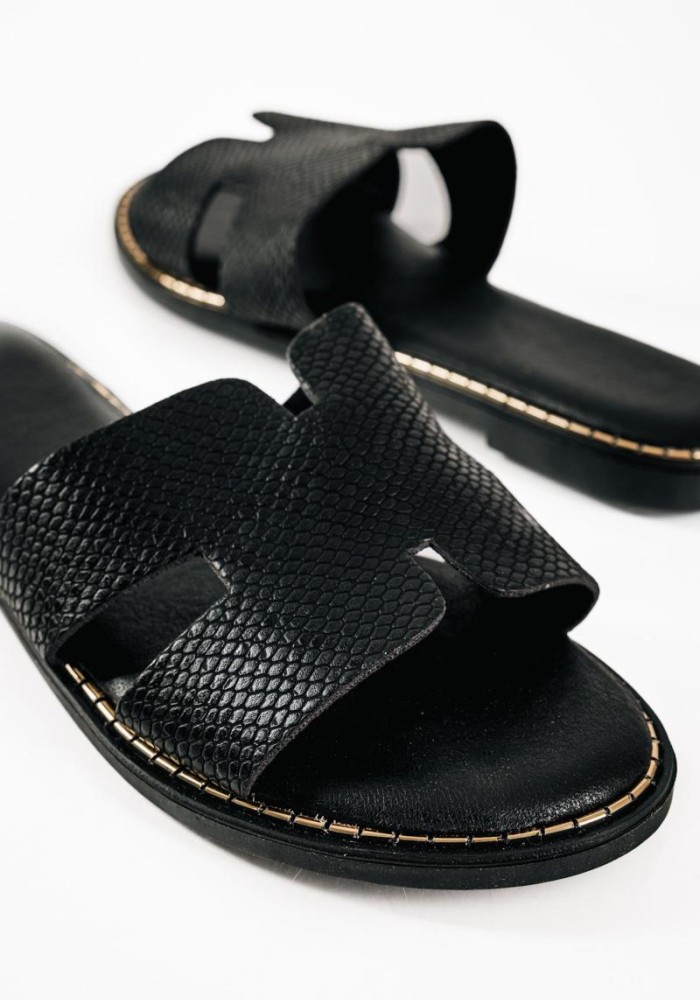 Flat sandals με φάσα Η και κροκό υφή σε μαύρο χρώμα