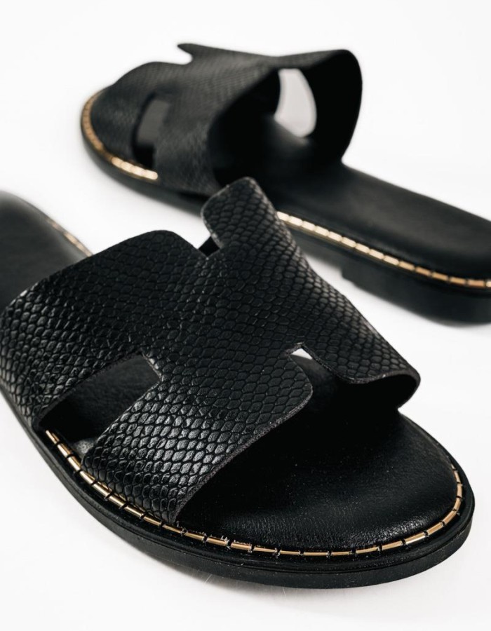 Flat sandals με φάσα Η και κροκό υφή σε μαύρο χρώμα
